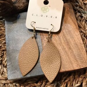 Tan Leather with Gold Colored Hook‎